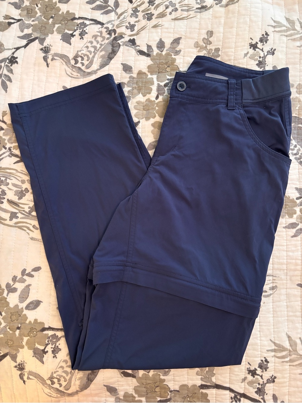 Women’s Navy Blue Convertible Pant Size 6
Zip Off, Roll Up